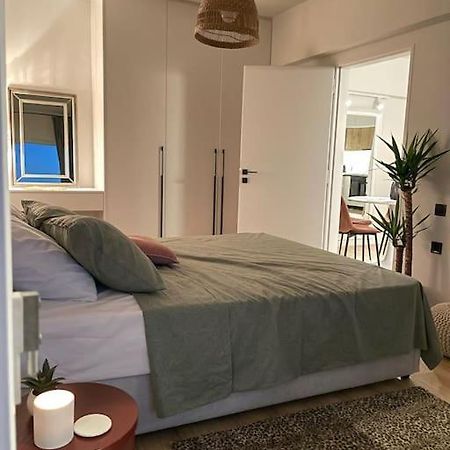 Cozy Apartment Opposite The Beach Афины Экстерьер фото